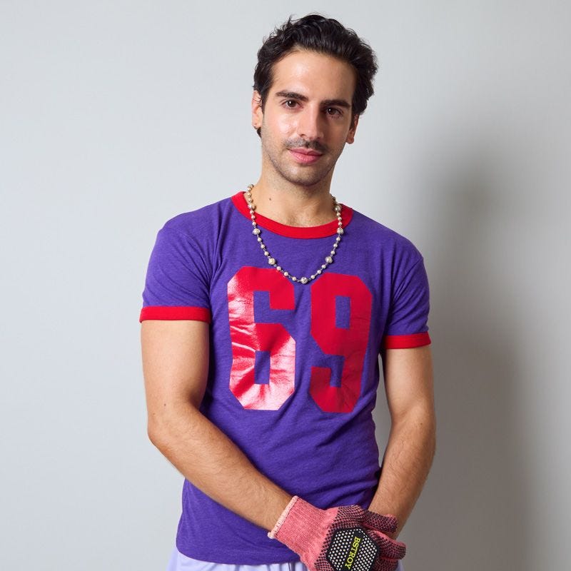 Camiseta de manga corta ajustada con gráfico universitario
