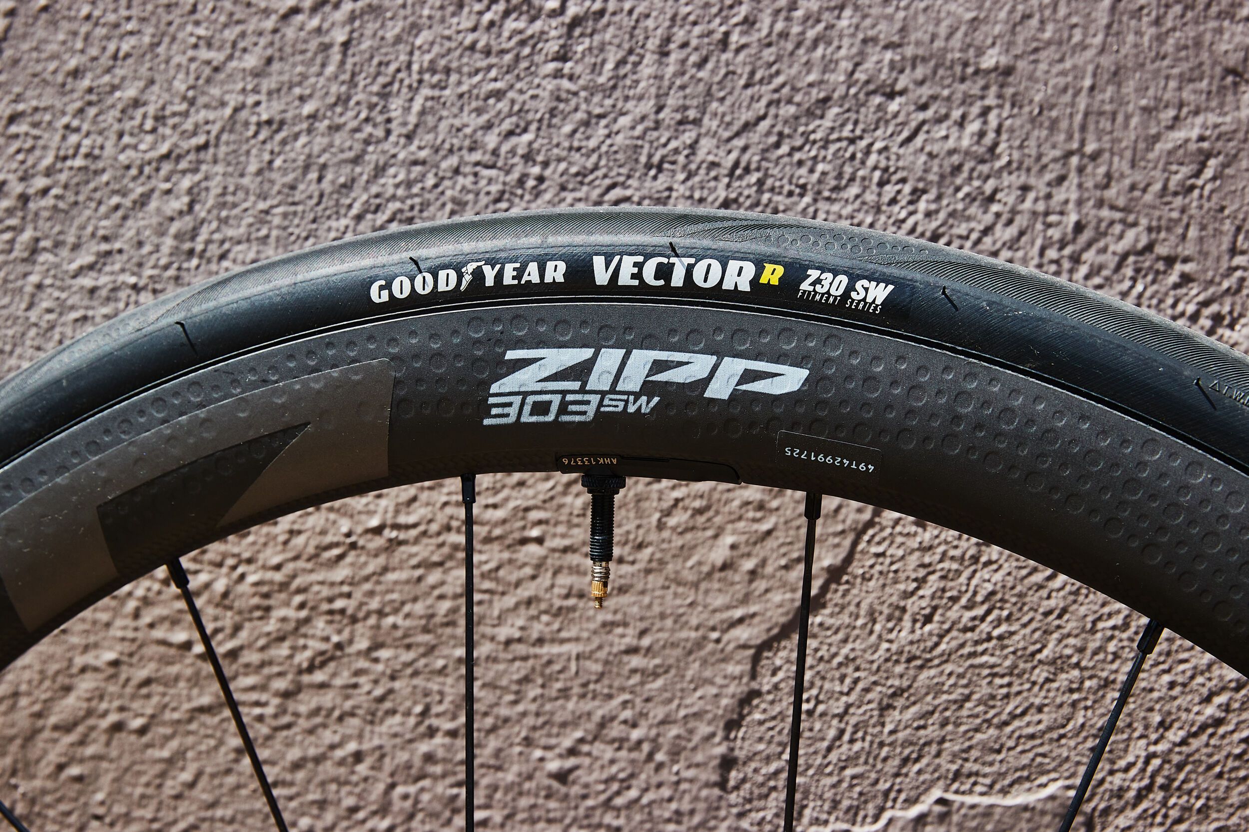 Zipp's 303 SW and 353 NSW Wheelsets Add AXS Tire Pressure