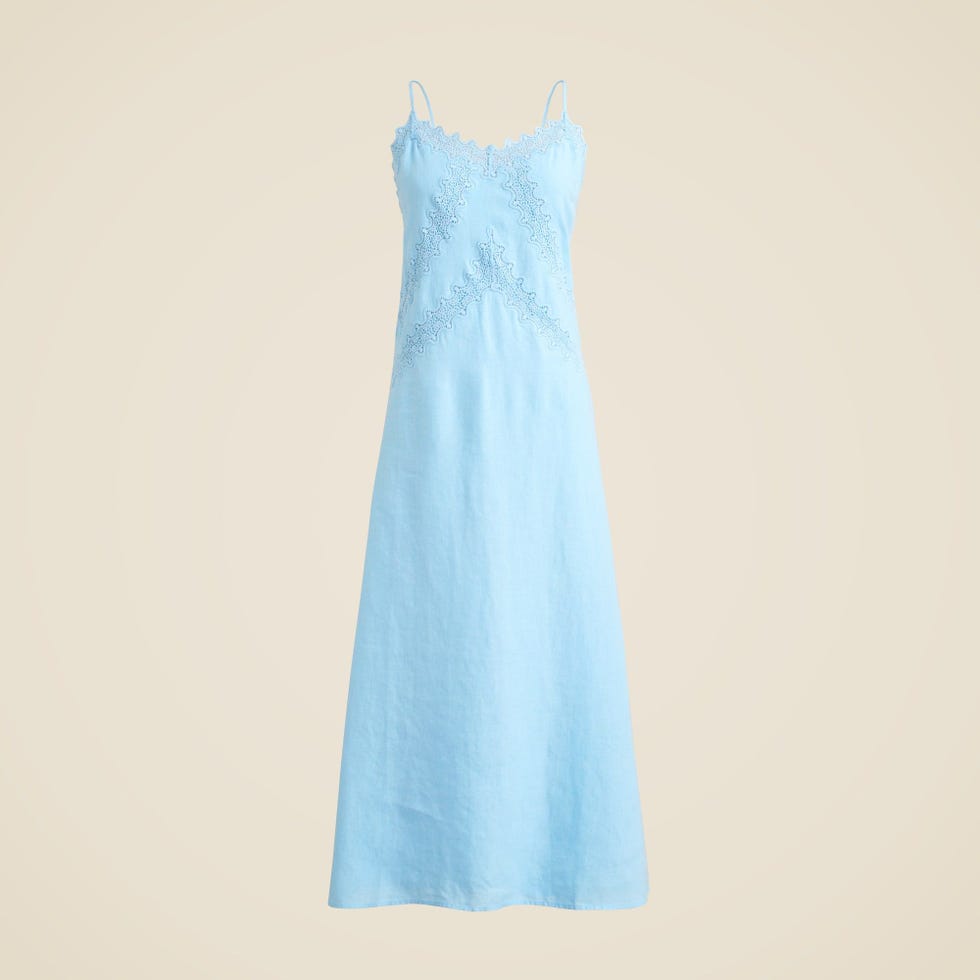Vestido de linho com acabamento em renda