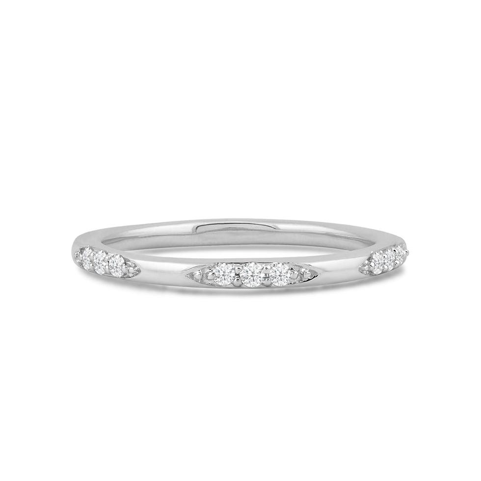Mode-ring met studs en diamanten