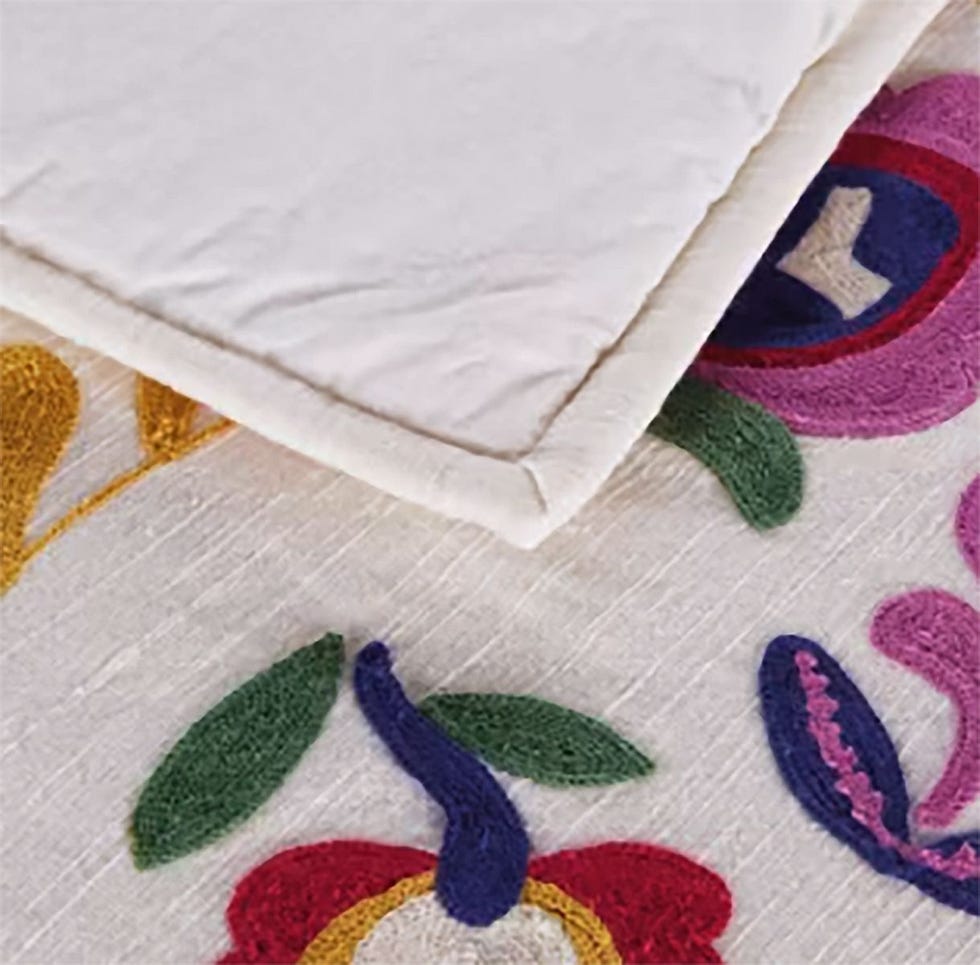 Colcha con estampado bordado