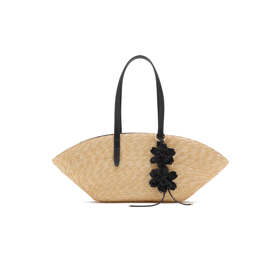 Cesta de fibra natural con dije de flor