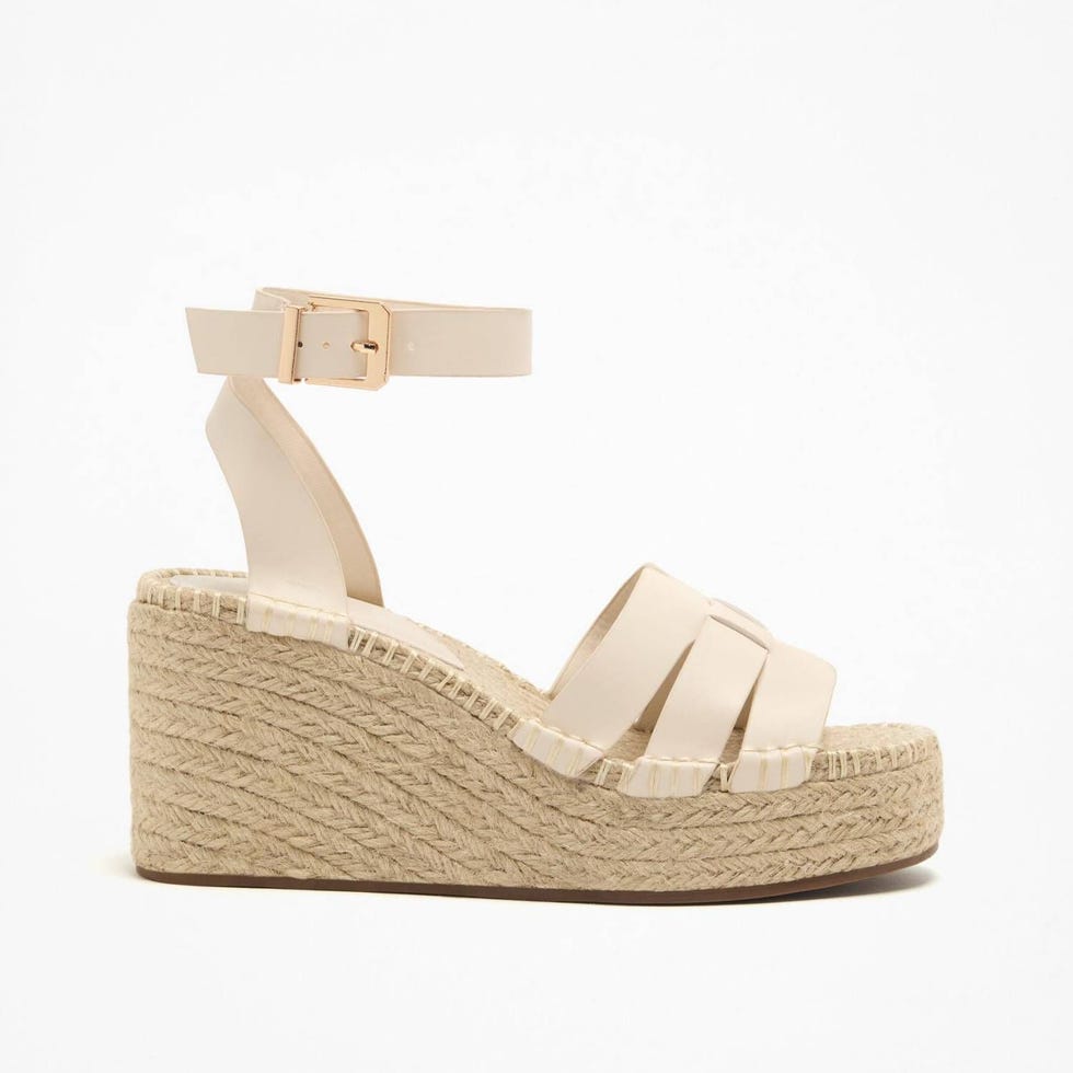 Sandalias de cuña con tiras entrelazadas y pulsera al tobillo