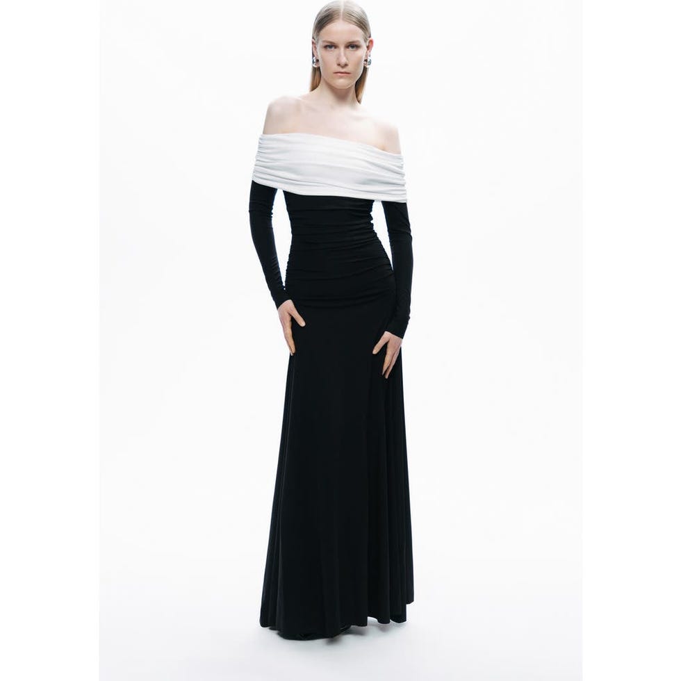 Vestido contrastante com ombros à mostra
