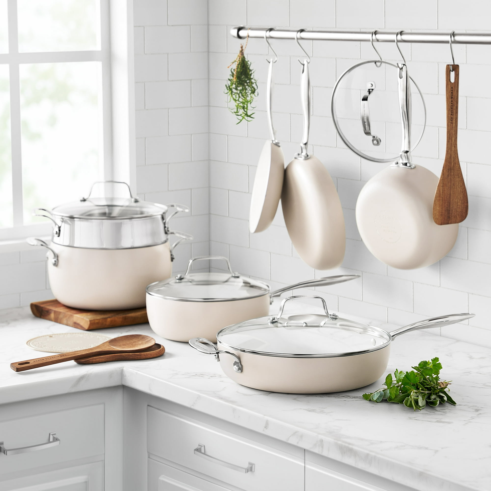 The pioneer Harlow 15-part cookware set