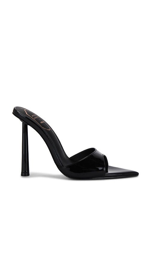 x Revolve Sandale