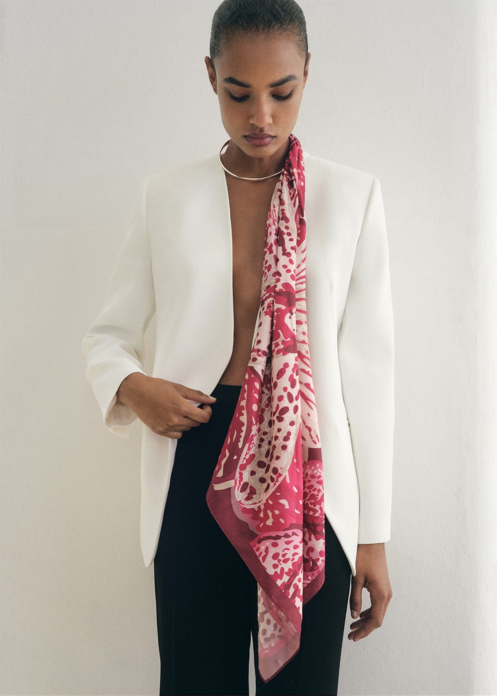 Orchid-print satin scarf by Mango
