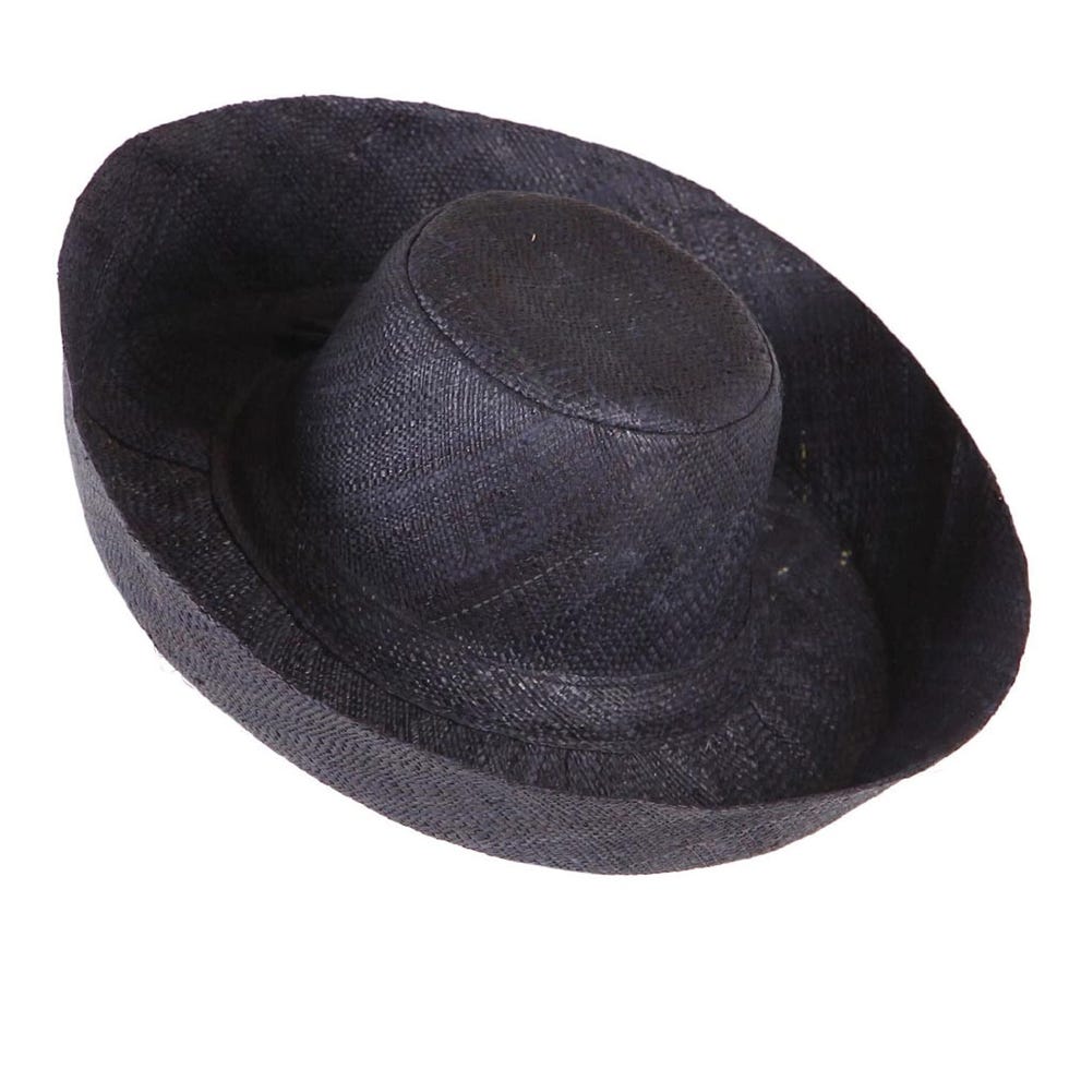 Sombrero negro de rafia