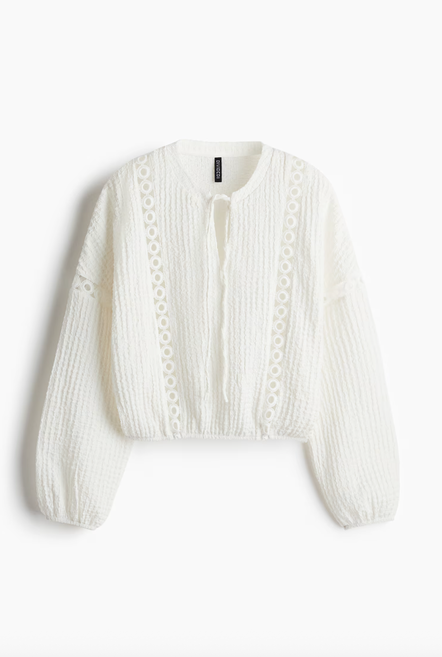 Blusa blanca con detalles de encaje