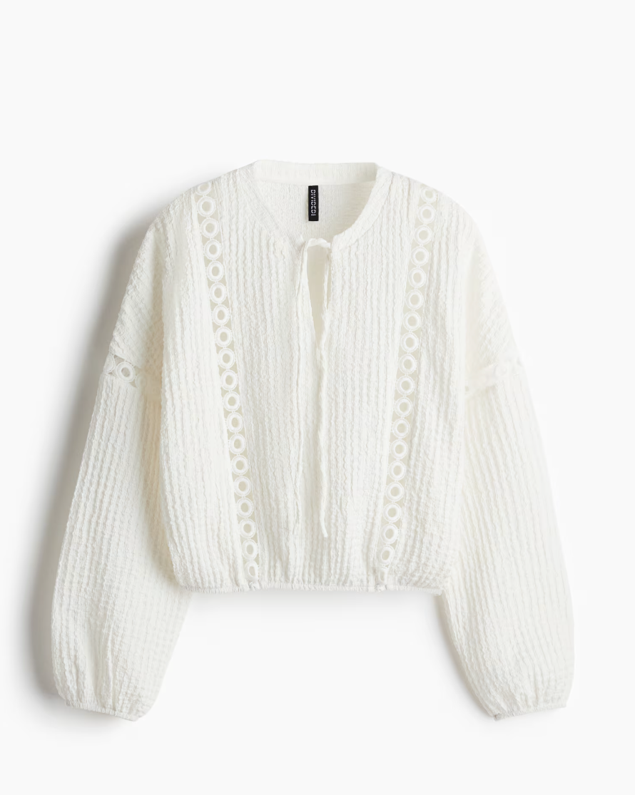 Blusa blanca con detalles de encaje