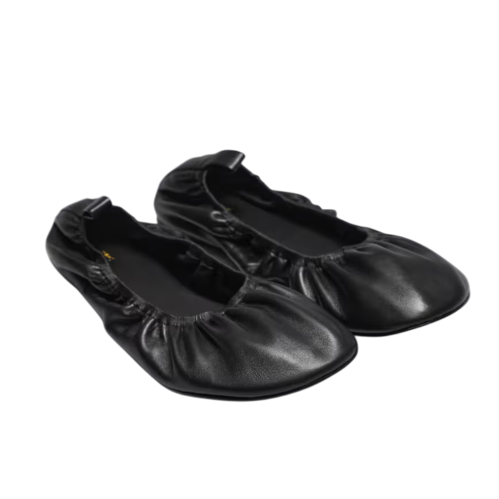 Black leather ballerinas with elastic in the edge