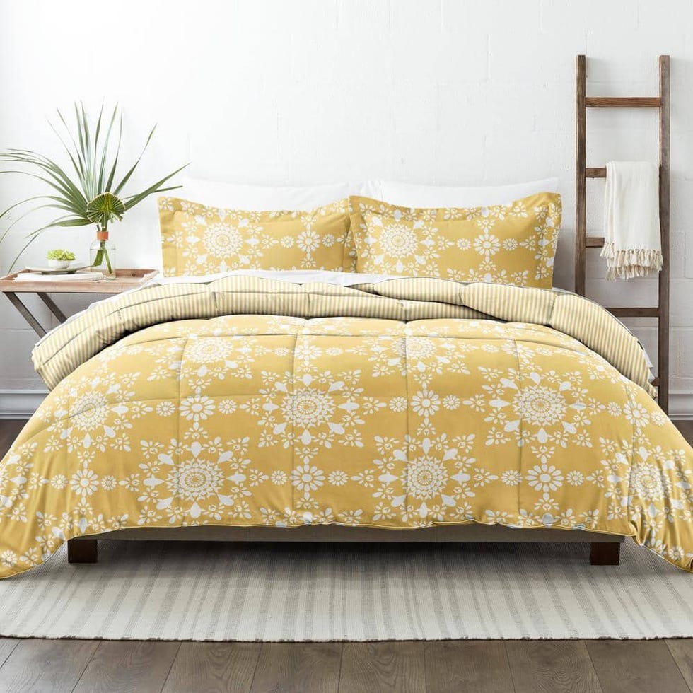 3-Piece Medallion Pattern Reversible Microfiber King/California King Comforter Set
