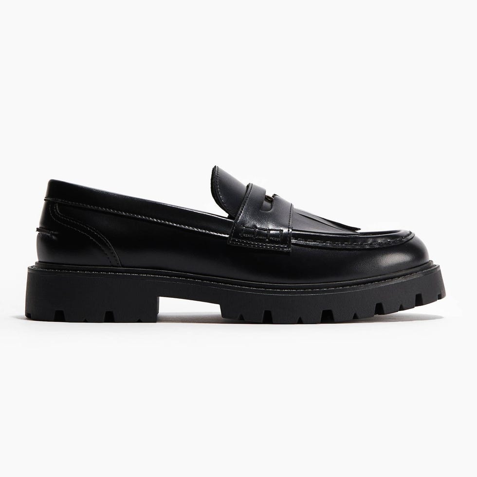 Mocasín efecto piel con detalle metálico y flecos