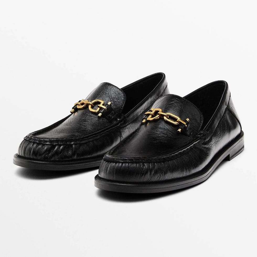Mocasín de piel craquelada con adorno metálico