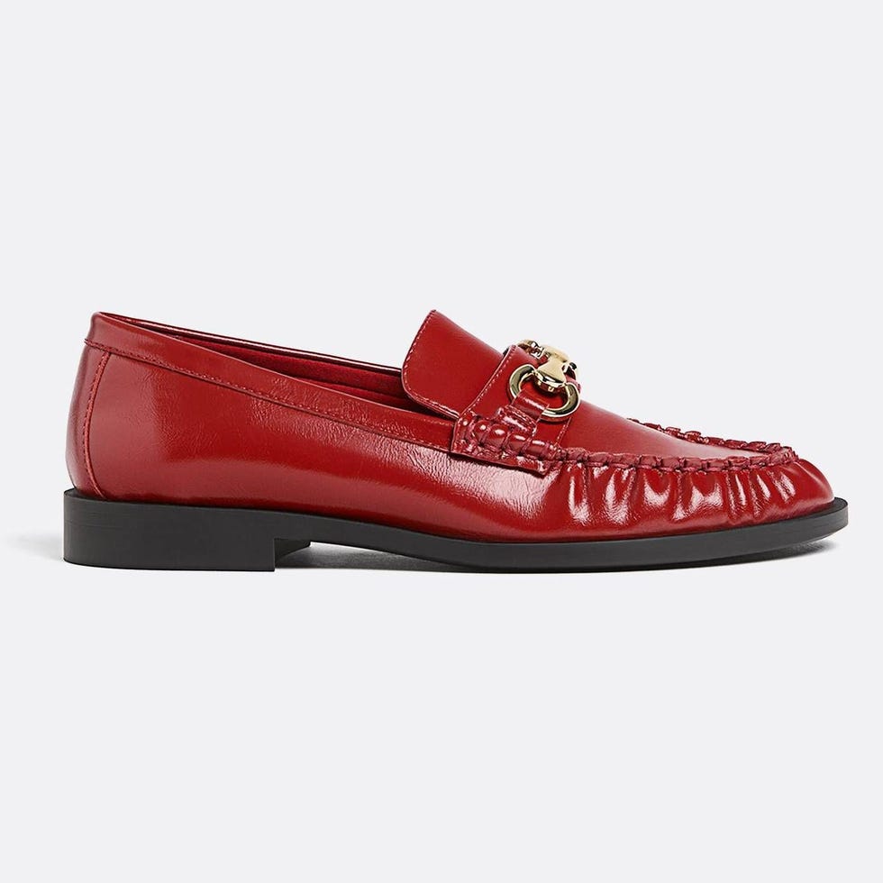 Mocasín rojo con cadena y fruncidos