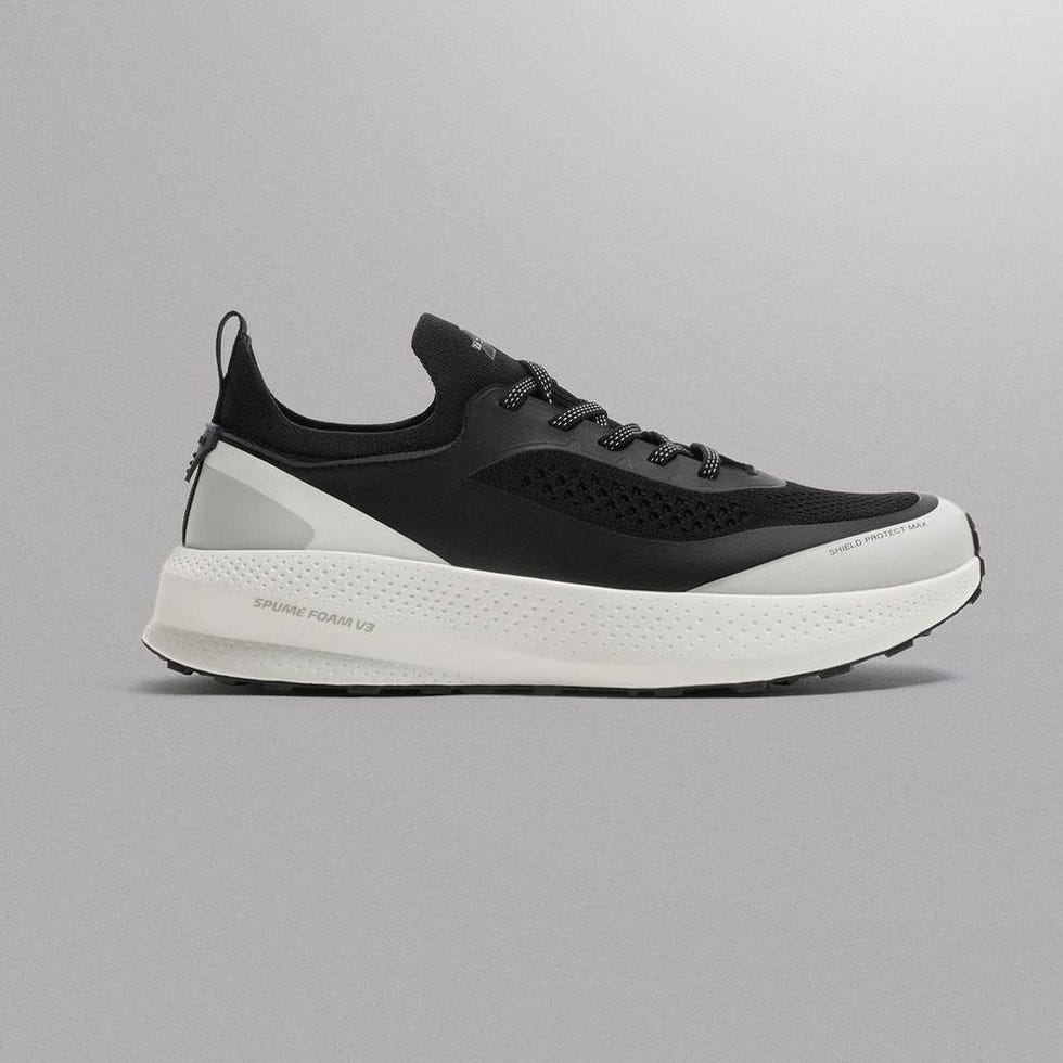 Zapatilla de running en color gris y negro
