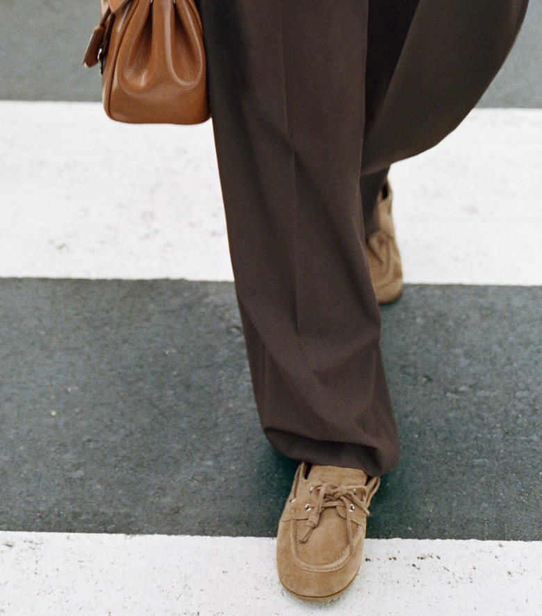 Deck shoes with laces