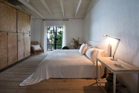 Wood, Room, Interior design, Floor, Property, Bed, Textile, Wall, Ceiling, Linens, 
