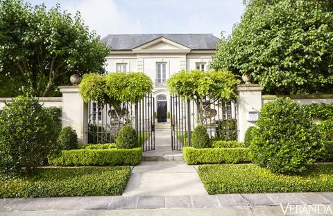<p>Formal hedges flank the entrance to the house.</p>