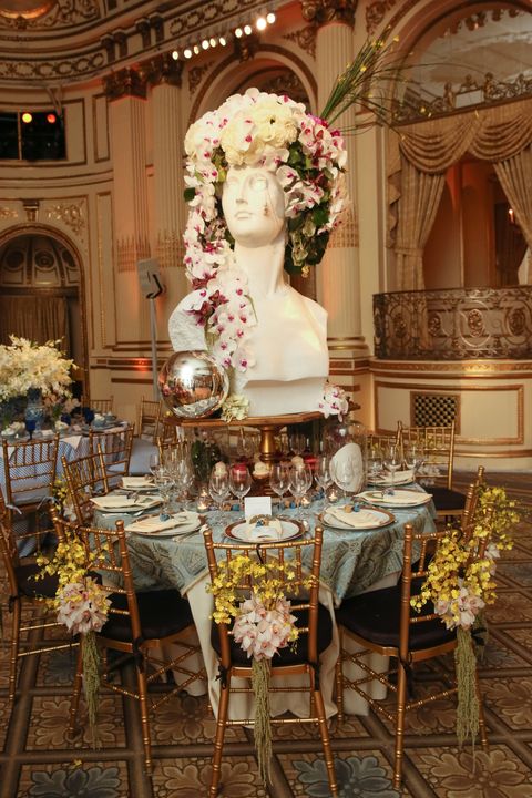 Yellow, Petal, Table, Interior design, Interior design, Flower Arranging, Floristry, Bouquet, Cut flowers, Tablecloth, 