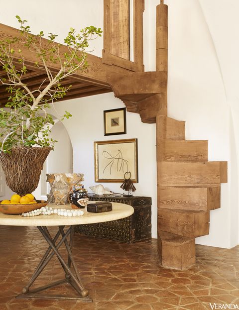 Table, Flowerpot, Interior design, Artifact, Picture frame, Houseplant, Coffee table, Tile flooring, End table, Vase, 
