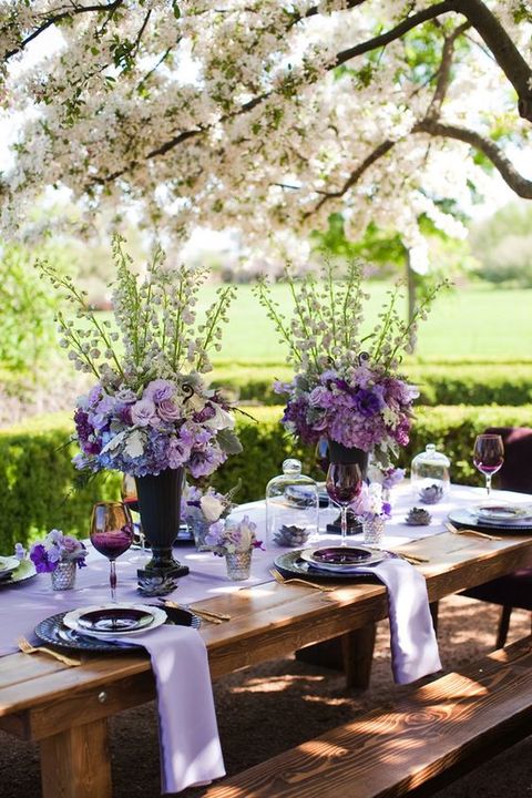 <p>Tall black urns and glass cloches make for unique centerpieces and help draw the eye down the table.</p><p>Via <a href="http://indeeddecor.com/outdoor-entertaining-guide/" target="_blank">Indeed Decor</a></p>