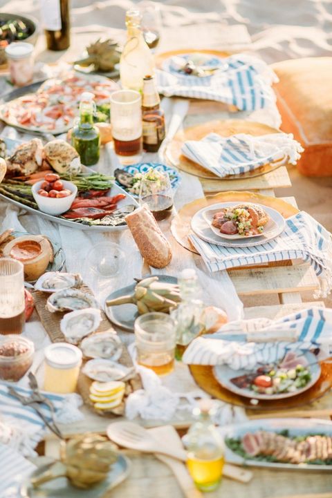 <p>Family-style fixings, mixed and matched plates, and Turkish towels used as napkins keep this seaside clam bake laid back and fun.</p><p>Via <a href="http://www.stylemepretty.com/living/2015/07/03/independence-day-beach-party/?utm_source=mydomaine.com&utm_medium=referral&utm_campaign=pubexchange_article" target="_blank">Style Me Pretty Living</a><br></p>