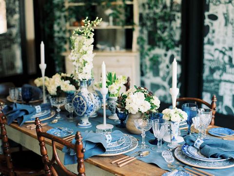 <p>Traditional Delft pottery, paired with abundant white blooms, feels both fresh and utterly timeless.</p><p>Via <a href="http://greenweddingshoes.com/the-love-splendor-workshop-part-1/" target="_blank">Green Wedding Shoes</a></p>