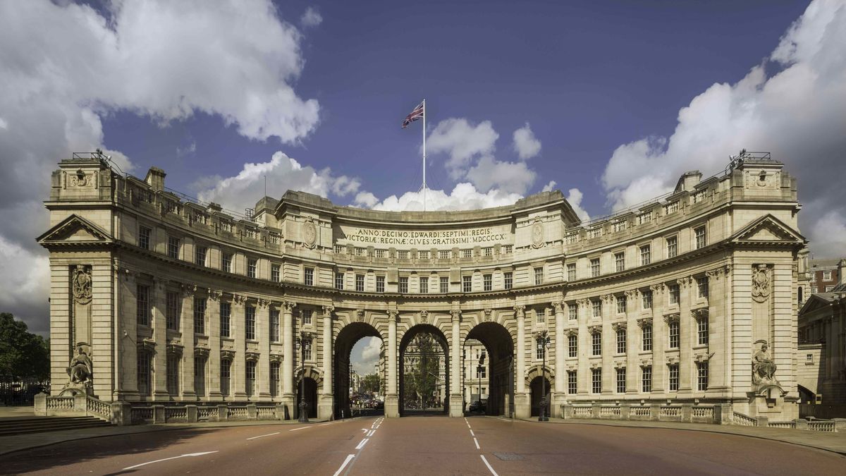 Daytime, Architecture, Facade, Flag, Road surface, Landmark, Arch, Government, Palace, Official residence, 