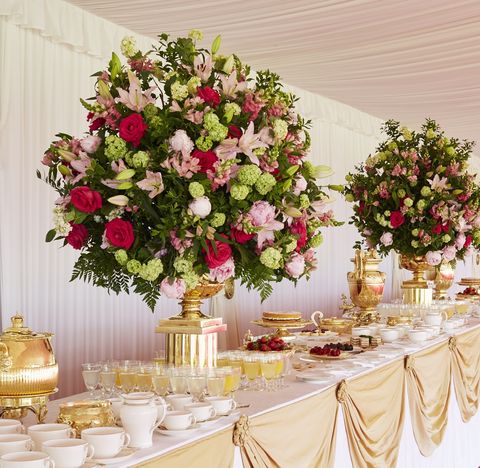 Petal, Serveware, Bouquet, Flower, Tablecloth, Dishware, Pink, Floristry, Cut flowers, Interior design, 