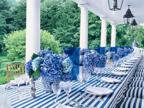 After visiting Italy, Carolyne Roehm cooks a Tuscan-inspired alfresco lunch. Hydrangeas dress up the table.