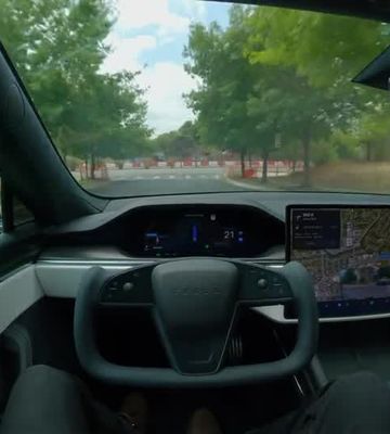 El Mustang Mach-E no es el único coche que conduce solo: Tesla saca pecho de su función autónoma en este vídeo