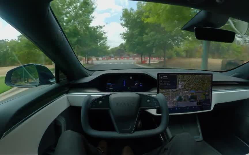 preview for El Mustang Mach-E no es el único coche que conduce solo: Tesla saca pecho de su función autónoma en este vídeo