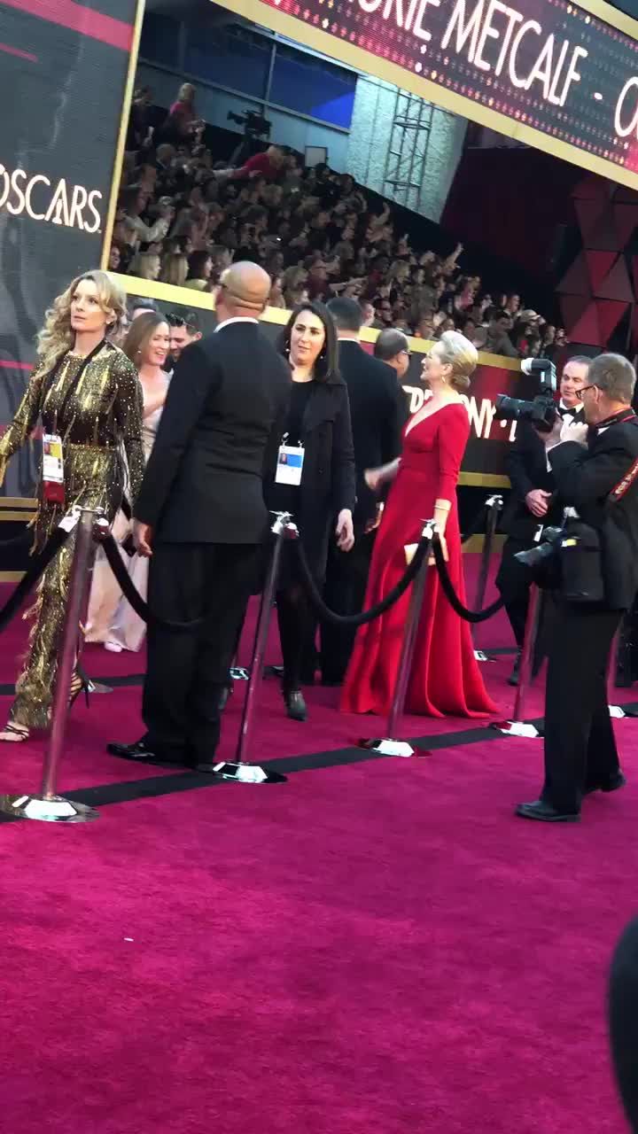 preview for Tiffany Haddish在紅毯上跨越紅龍為了和梅莉史翠普打招呼