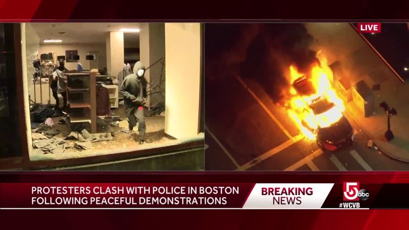 May 31, 2020, Boston, Massachusetts, USA: A looter leaving Louis Vuitton  inside Copley Place in Boston. Many stores in downtown Boston were looted  following a rally against the death of George in