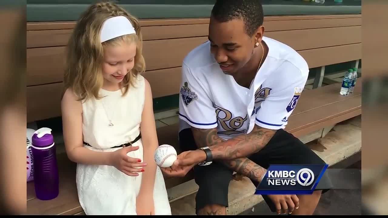 Yordano Ventura's mom delivers first pitch in emotional tribute, FOX 4  Kansas City WDAF-TV