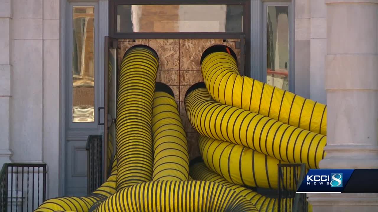 RAW Watch crews remove tornado damaged courthouse dome