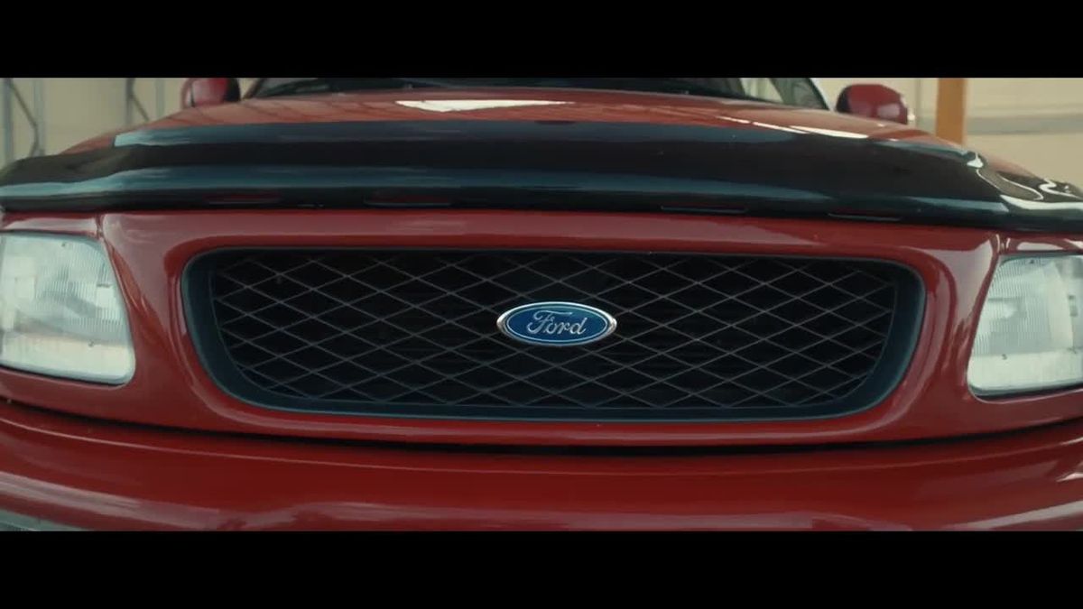 preview for El futuro Ford F-150 eléctrico carga con más de 500 toneladas de vagones