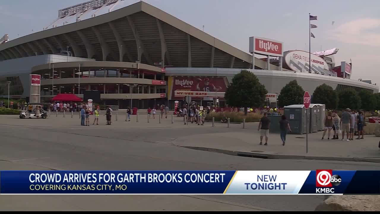 Garth Brooks plays Kansas City's Arrowhead Stadium for largest