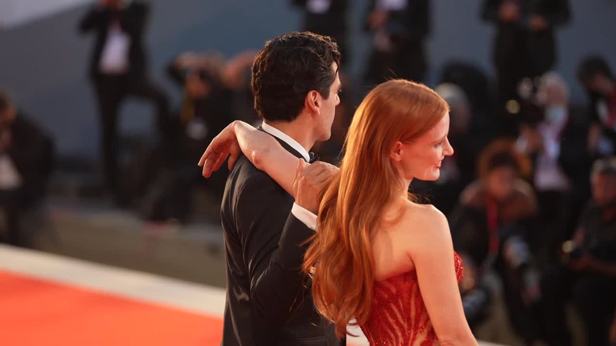 preview for Jessica Chastain e Oscar Isaac infiammano il red carpet della Mostra del Cinema di Venezia 2021