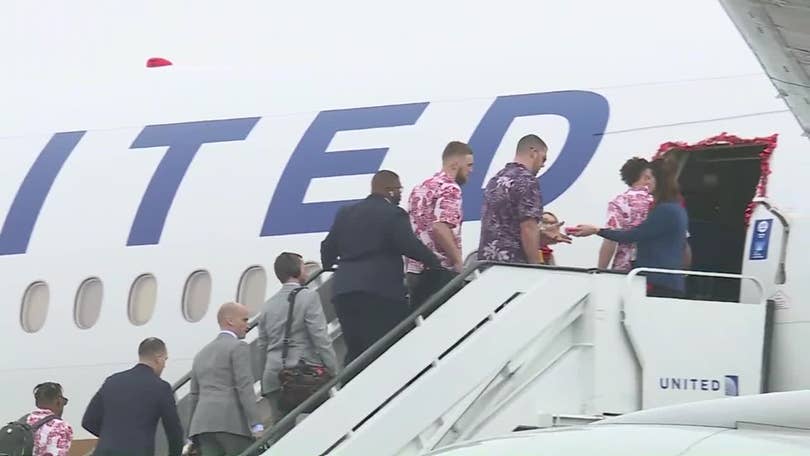 Super Bowl LIV: Chiefs arrive in Miami wearing tropical attire