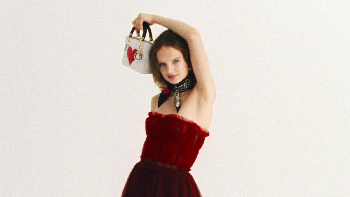 preview for DiorAmour 愛心特別系列 紅色馬鞍包加上浮雕皮革花完全優雅呀！