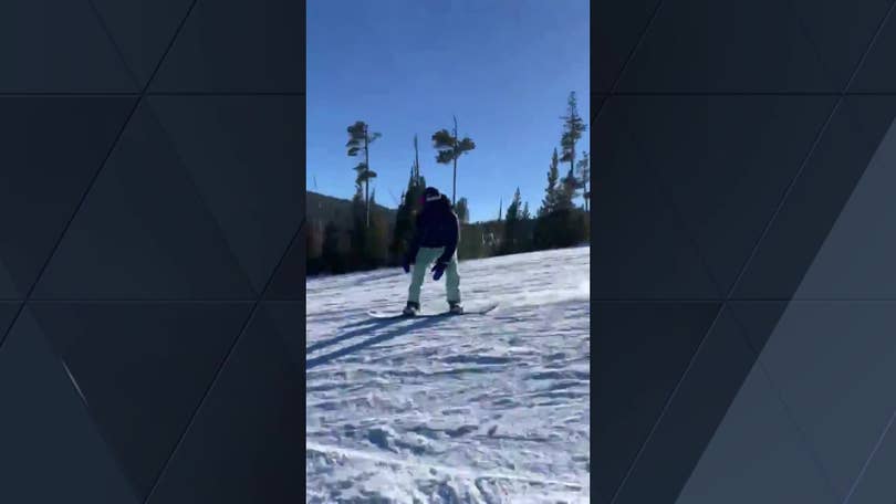 Saints' Alvin Kamara tries snowboarding, hockey in NHL Predators gear