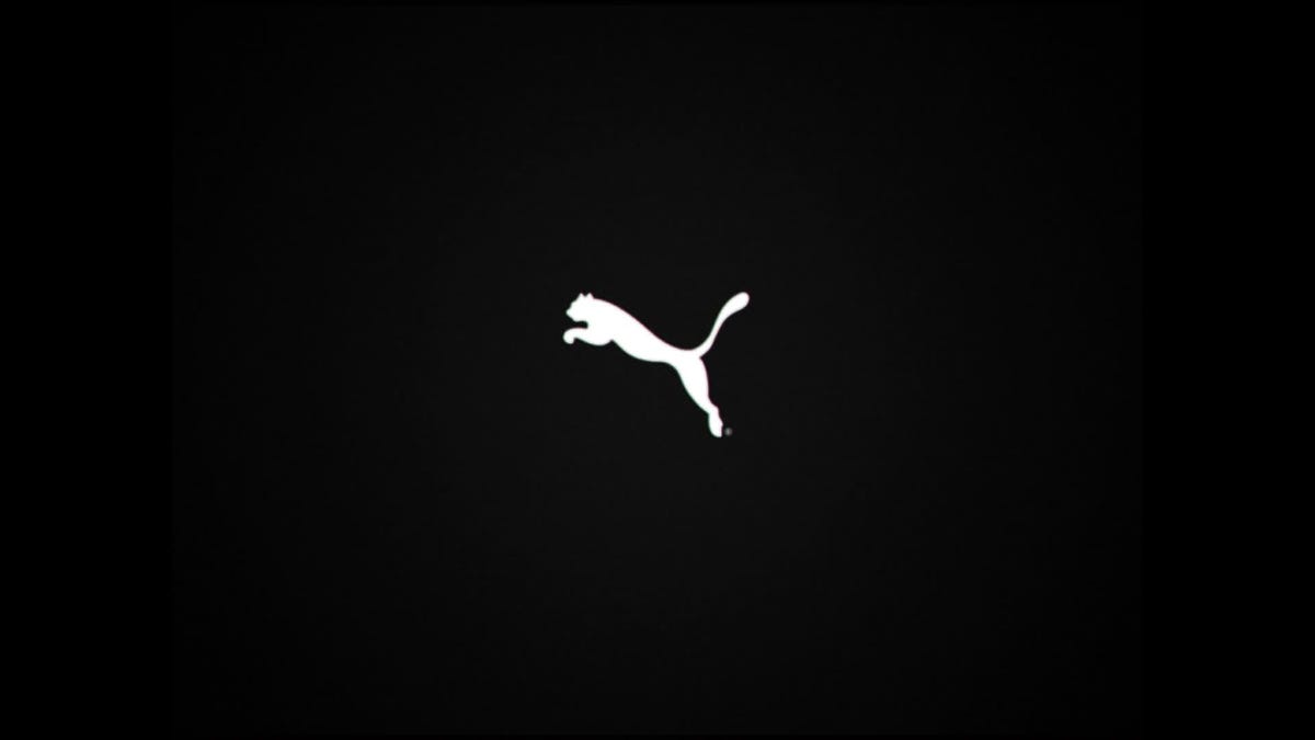 11 prodotti per la corsa a meno di 20 euro flat lay image of sports clothes and shoes on a wooden floor