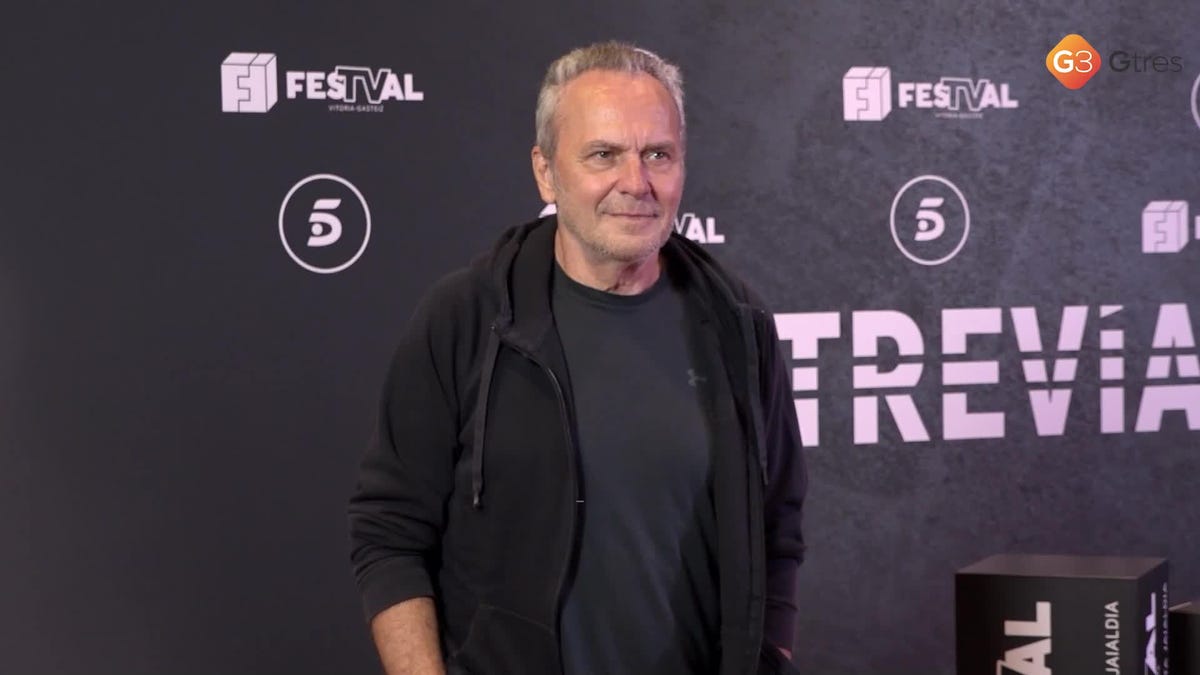 el actor con traje en el festval de vitoria en 2024