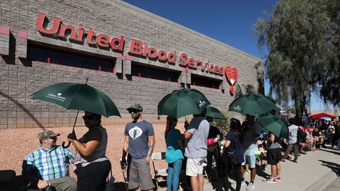 preview for Las Vegas residents stand in line for hours to give blood to shooting victims