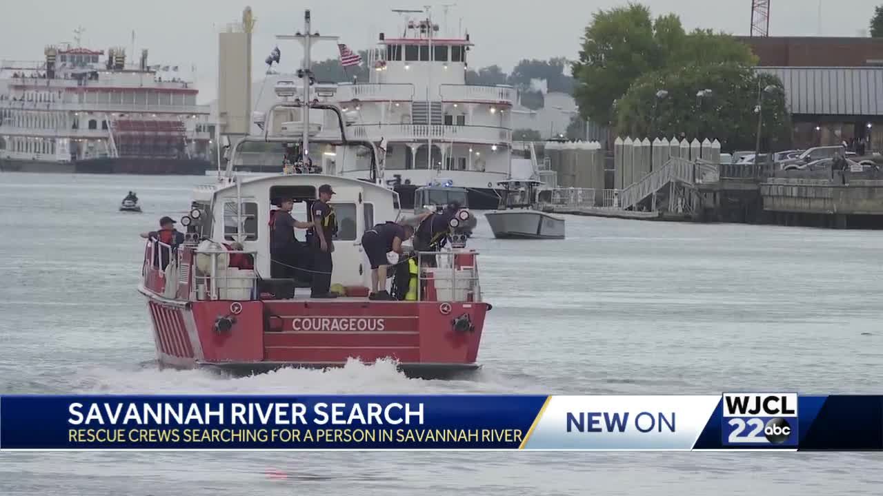 Crews respond to River Street in Savannah for water rescue