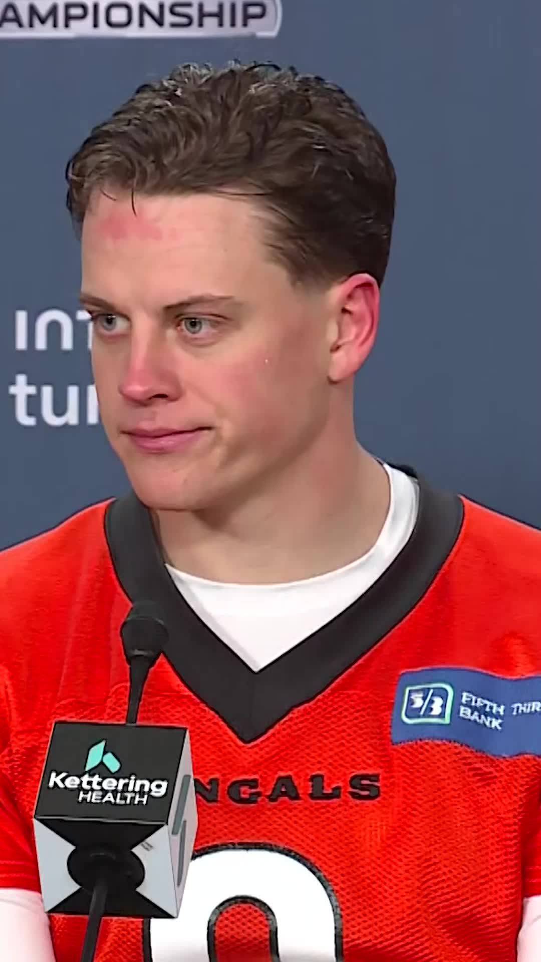 Joe Burrow responds to reporter who says mic caught him saying "I'm him" during game against Bills.