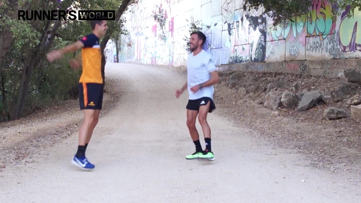 la portada de la revista runner's world de noviembre y diciembre de 2020 con el triatleta diego méntrida