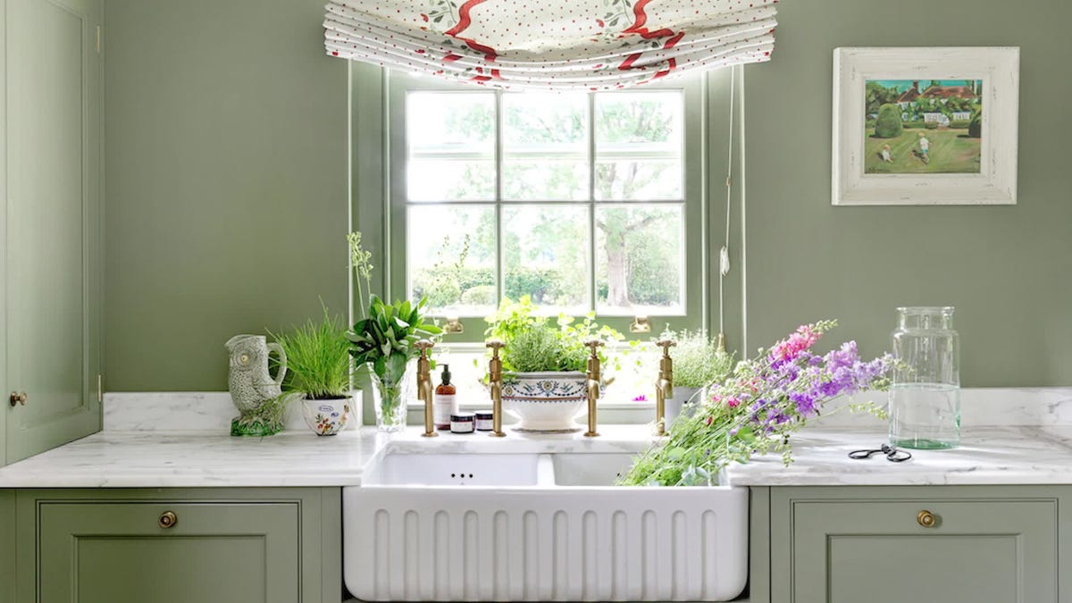 Ideas con encanto para poner cortinas en tu cocina cocina blanca con cortinas verdes